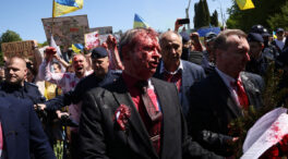 Lanzan pintura roja al embajador ruso en Polonia en protesta por la invasión de Ucrania