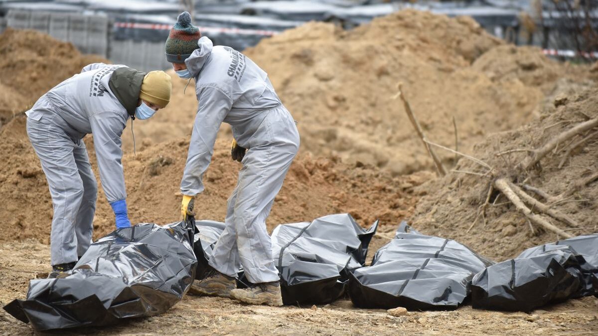 Encuentran más de 50 militares ucranianos muertos en una fosa común de Mariúpol