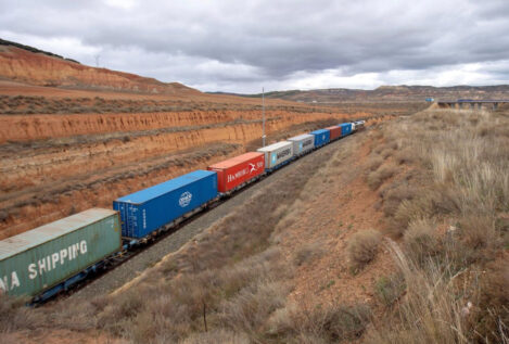 Adif renovará  la línea Huesca-Canfranc para facilitar el paso de grandes trenes de mercancías