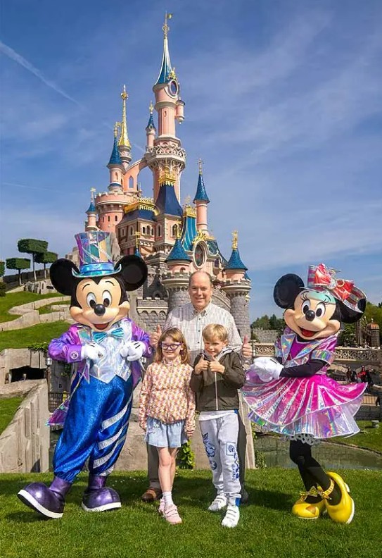 La ausencia de Charlene en esta escapada familiar ha avivado los rumores de ruptura. Disneyland Paris