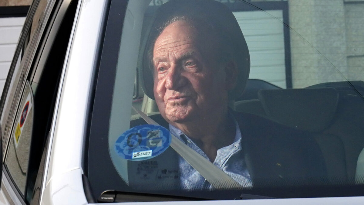 Juan Carlos I, aclamado a su llegada al náutico de Sanxenxo con vítores de «¡Viva el rey!»