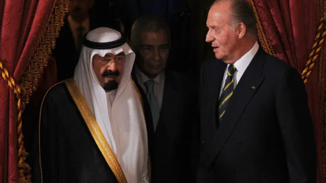 La confesión de Zapatero a Bono sobre el lujo del rey saudí: «Nos correrían a gorrazos»