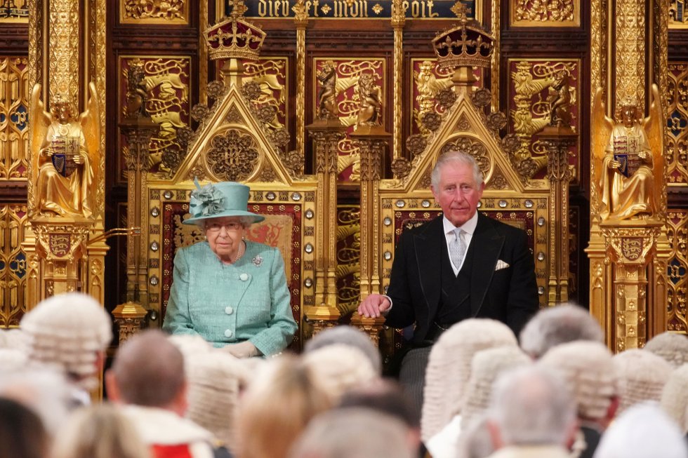 El príncipe Carlos sustituye por primera vez a Isabel II en la apertura del Parlamento por problemas de salud de la reina