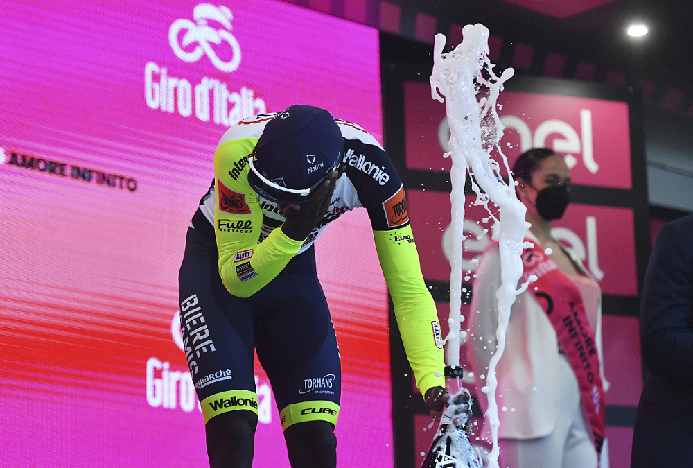 (VÍDEO) Un ciclista gana una etapa del Giro y se ve obligado a retirarse… ¡por el corcho de champán!