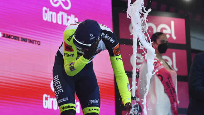 (VÍDEO) Un ciclista gana una etapa del Giro y se ve obligado a retirarse... ¡por el corcho de champán!