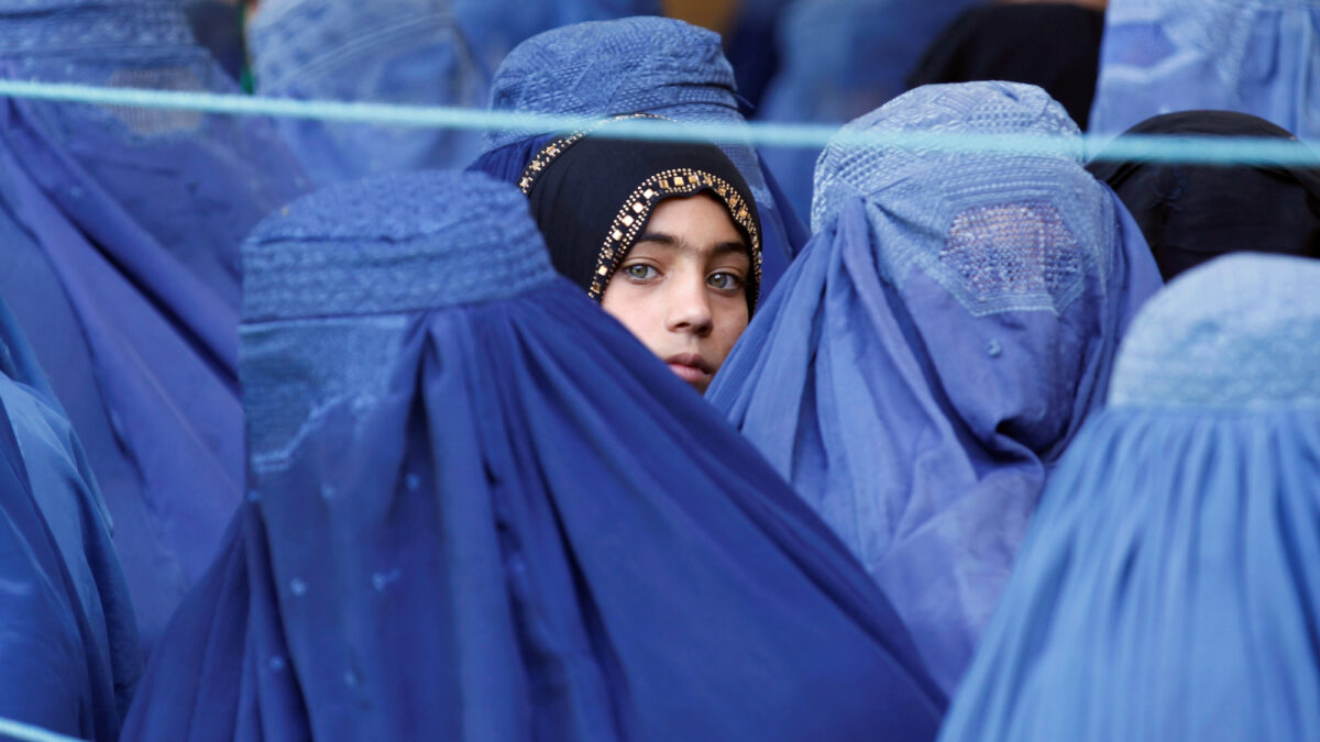 Los talibanes decretan el uso obligatorio del burka en lugares públicos para todas las niñas y mujeres