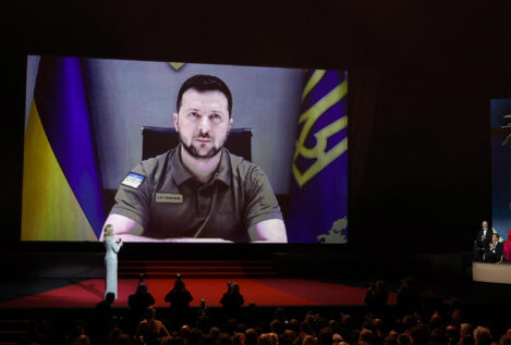 Zelenski irrumpe en directo en la gala inaugural de Cannes y pide que el cine «no se calle»