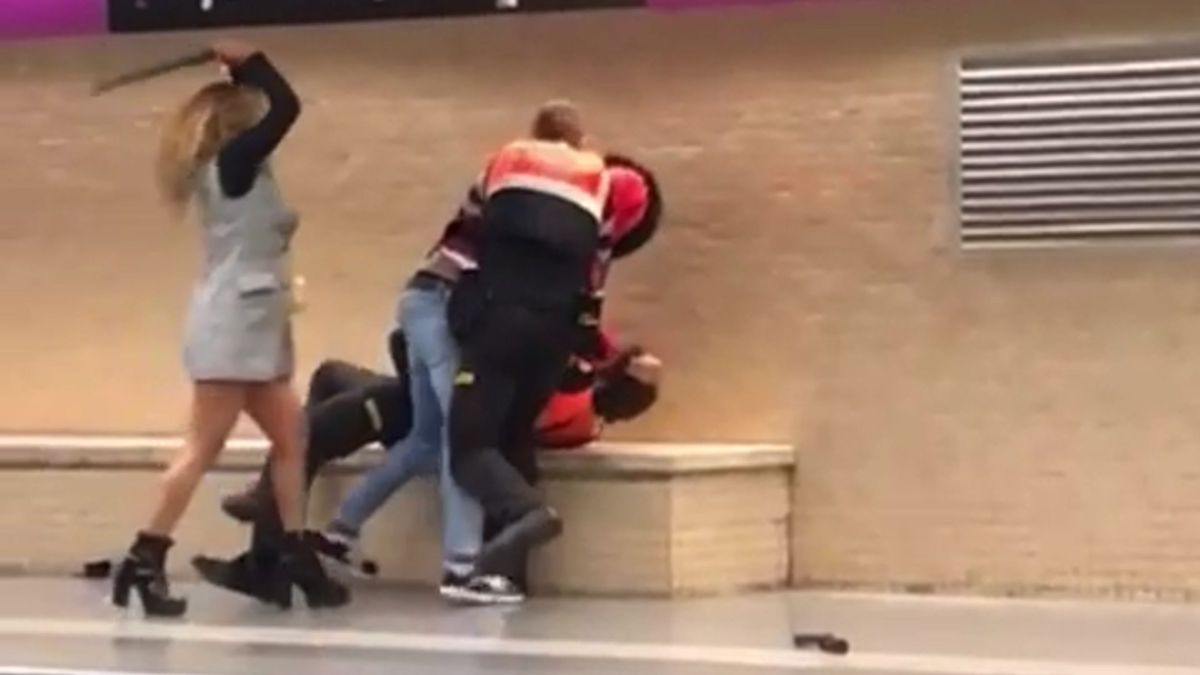 (VÍDEO) A golpes con la porra del agente: detenida una mujer por agredir a un vigilante del metro en Barcelona