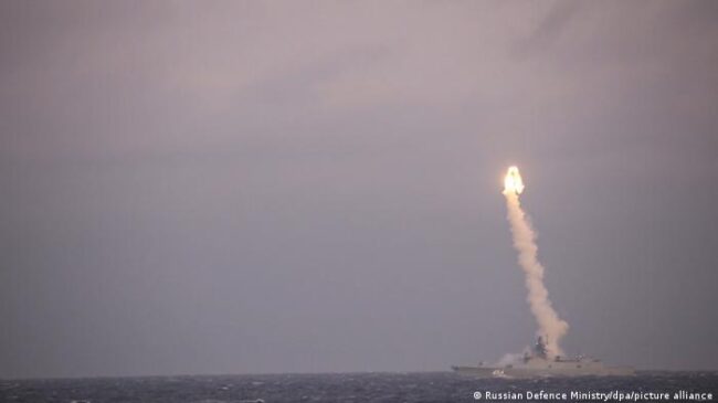 (VÍDEO) Rusia efectúa un nuevo ensayo de su misil hipersónico "Tsirkon" desde el mar de Barénts