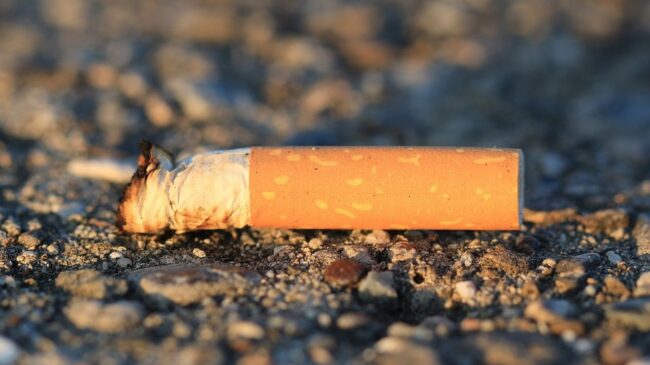 Cataluña estudia encarecer el tabaco con una tasa de 20 céntimos por cigarrillo para impulsar el reciclaje de las colillas