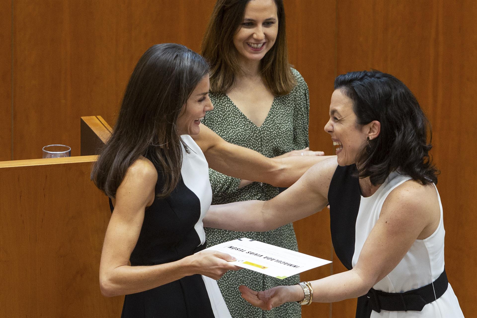 VÍDEO) La casualidad que saca una sonrisa a la reina Letizia en plena  entrega de premios: ¡comparte vestuario con una premiada!