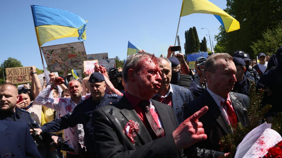 (VÍDEO) Llenan de pintura roja al embajador ruso en Polonia durante un acto del Día de la Victoria en Varsovia