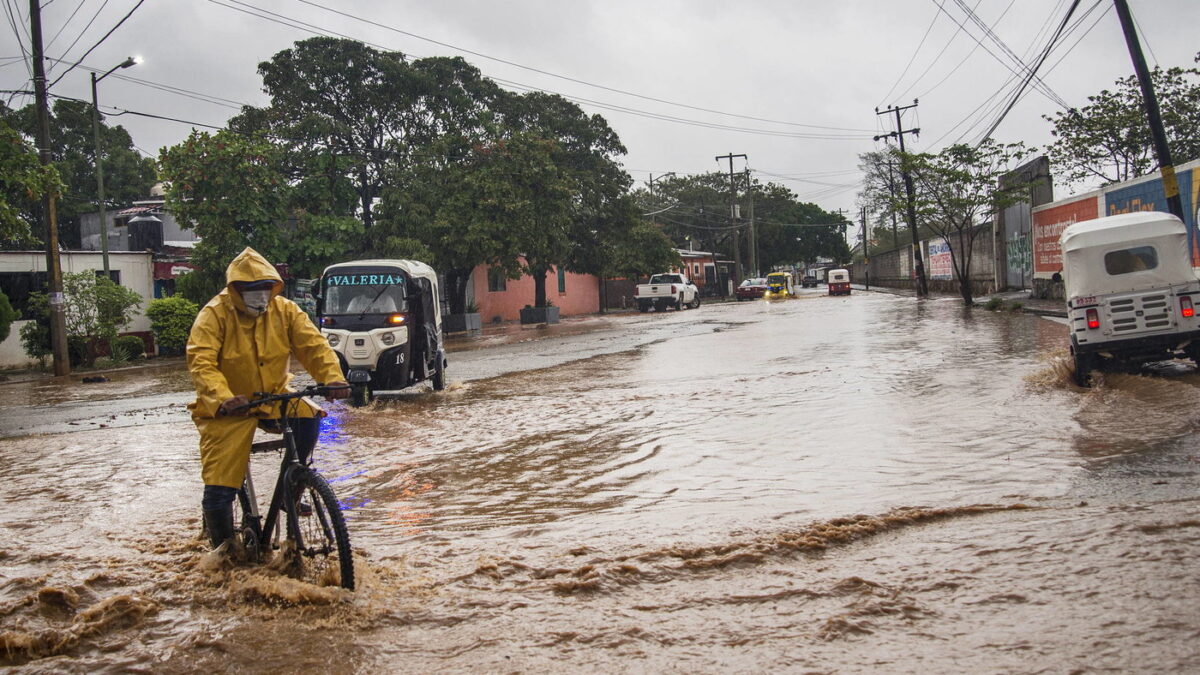 (VÍDEO) El huracán Agatha aterriza en México con lluvias extremas y fuertes rachas de viento