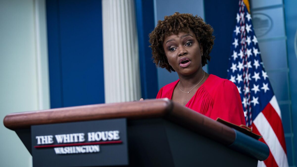 «Soy una mujer negra, gay e inmigrante»: la nueva portavoz de la Casa Blanca se presenta en su primera rueda de prensa