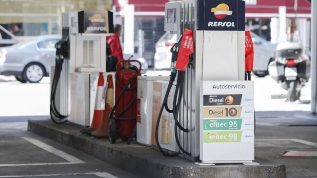 La gasolina, cada vez más cerca de su precio récord mientras el gasóleo vuelve a bajar
