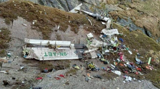 Recuperan los cadáveres de las 22 víctimas del accidente de avión en Nepal