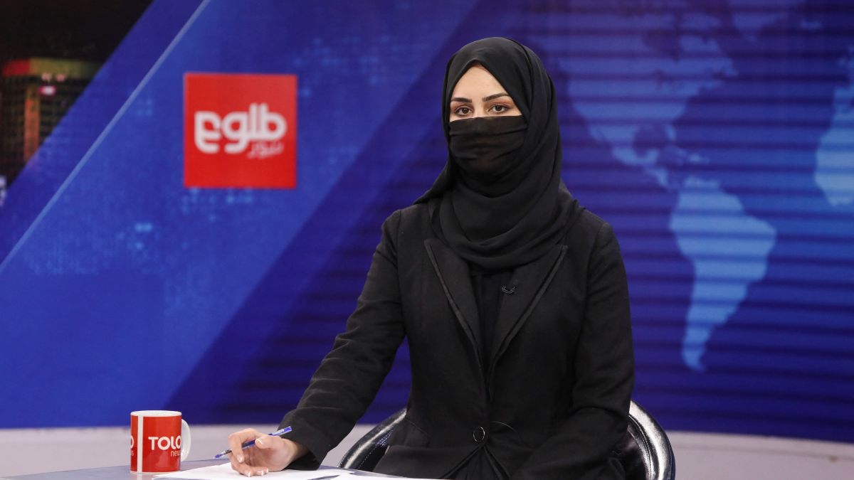 Las periodistas afganas se cubren la cara tras el ultimátum de los talibanes