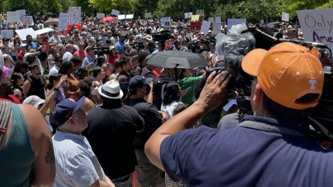 (VÍDEO) Miles de personas protestan en Houston contra la Asociación Nacional del Rifle tras el suceso ocurrido en Texas