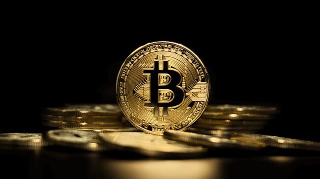 El Bitcoin pierde el 50% desde su máximo histórico y arrastra a otras criptomonedas a una bajada generalizada