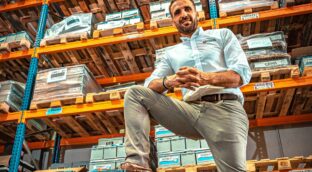 Rafa, el camionero que factura 11 millones de euros vendiendo baterías