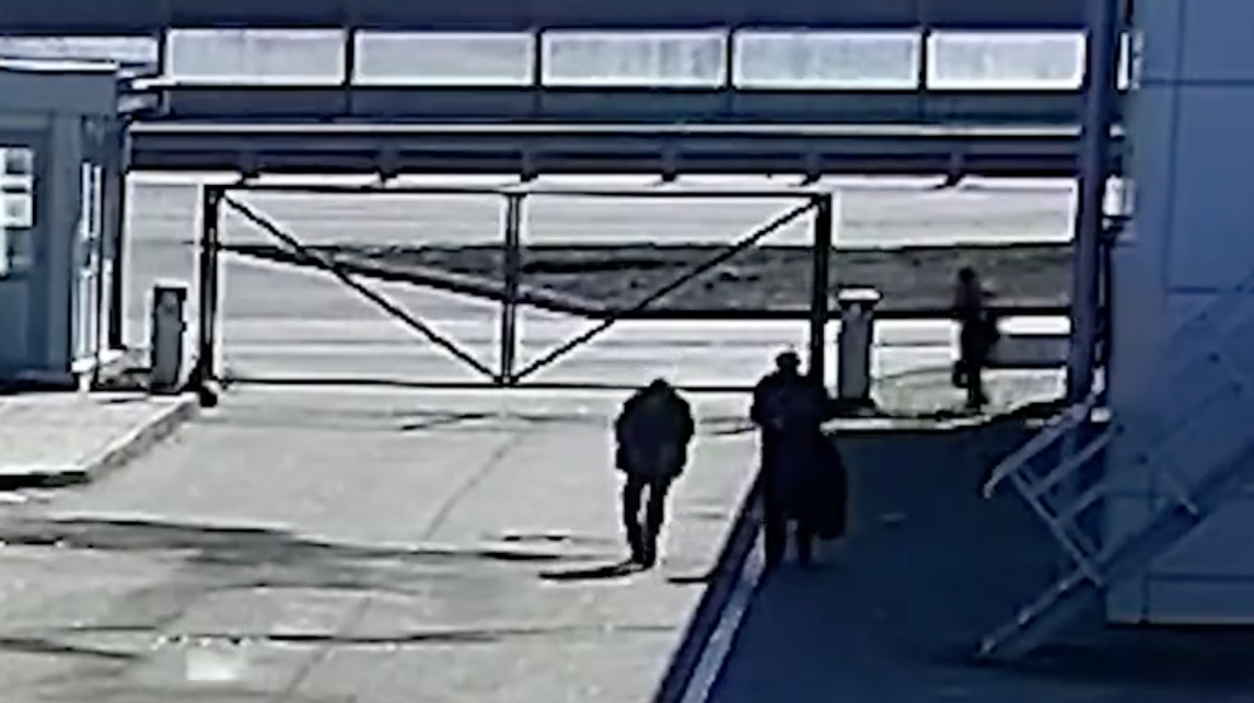 Una cámara de vigilancia graba cómo soldados rusos matan por la espalda a dos civiles