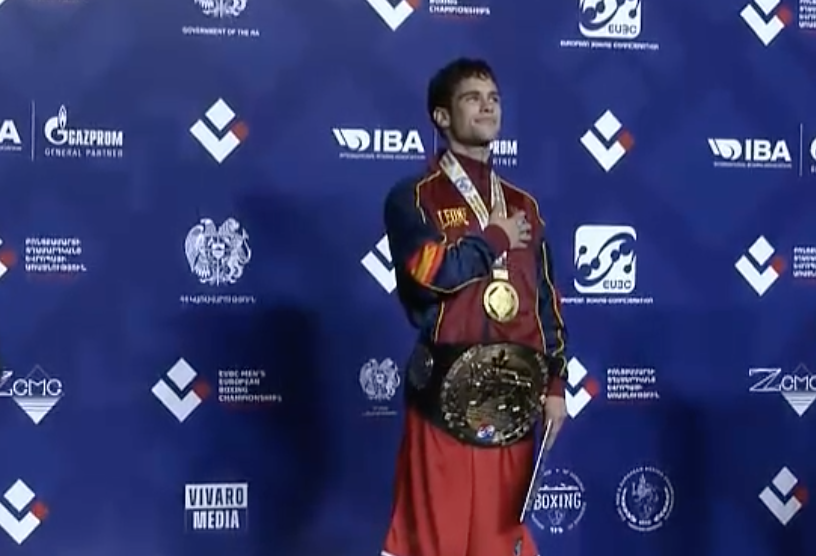El himno de Primo de Rivera se cuela en la entrega del oro a un  boxeador español