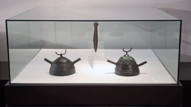 Recuperan en Asturias dos cascos únicos en el armamento prehistórico europeo