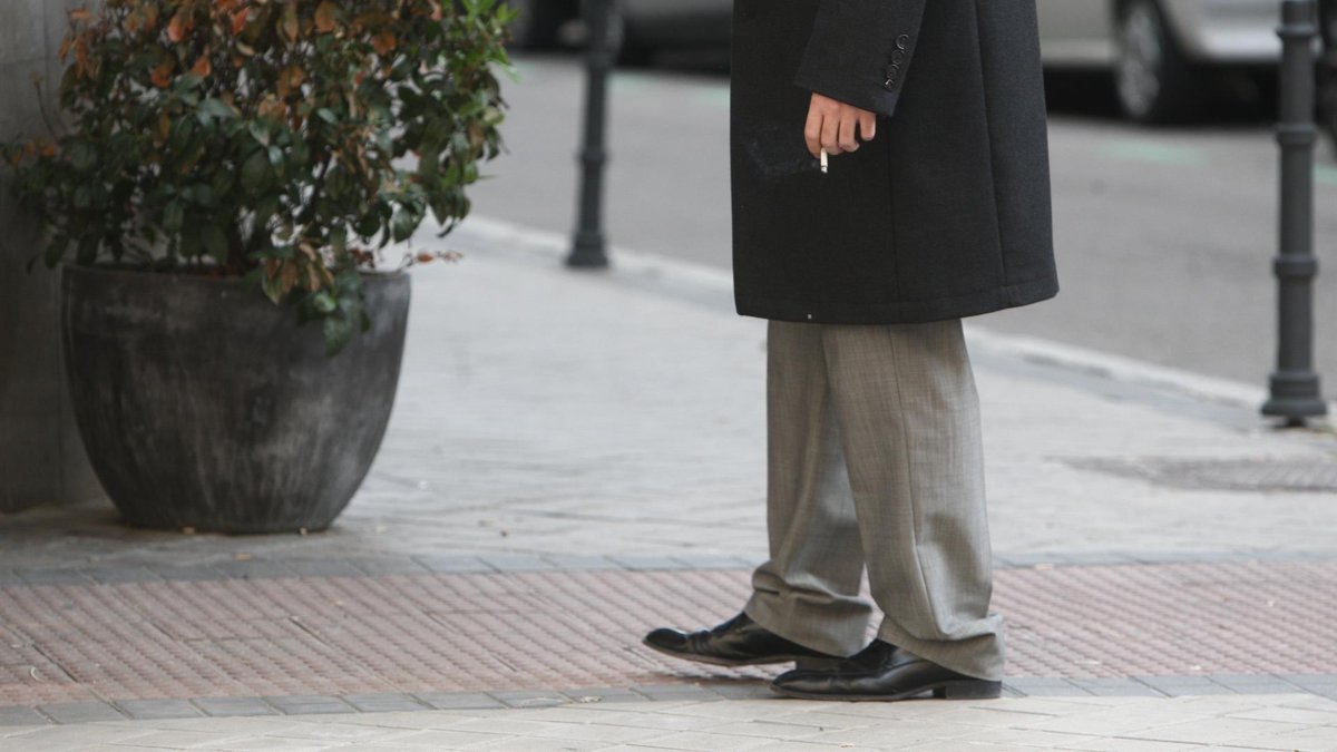 Cataluña plantea una tasa de 20 céntimos por cigarrillo para fomentar la devolución de colillas