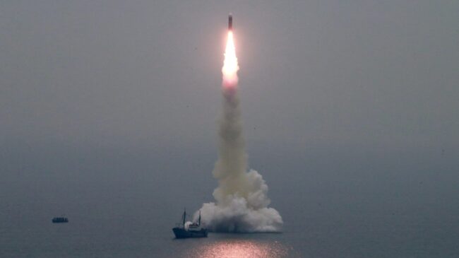 Corea del Norte dispara un misil desde un submarino, su segundo test en tres días
