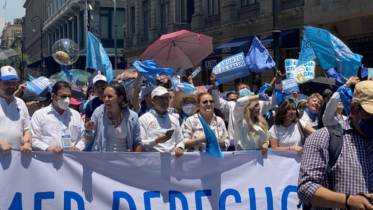 (VÍDEO) El debate del aborto se extiende de EE.UU. a México: grupos provida marchan en la capital del país