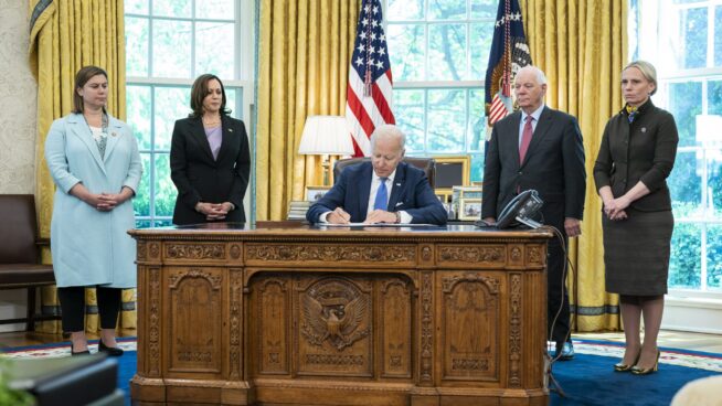Biden firma una nueva Ley de Préstamo y Arriendo para acelerar el envío de armas a Ucrania