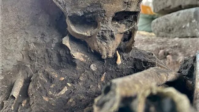 Descubren entierros prehispánicos en una zona arqueológica en oeste de México