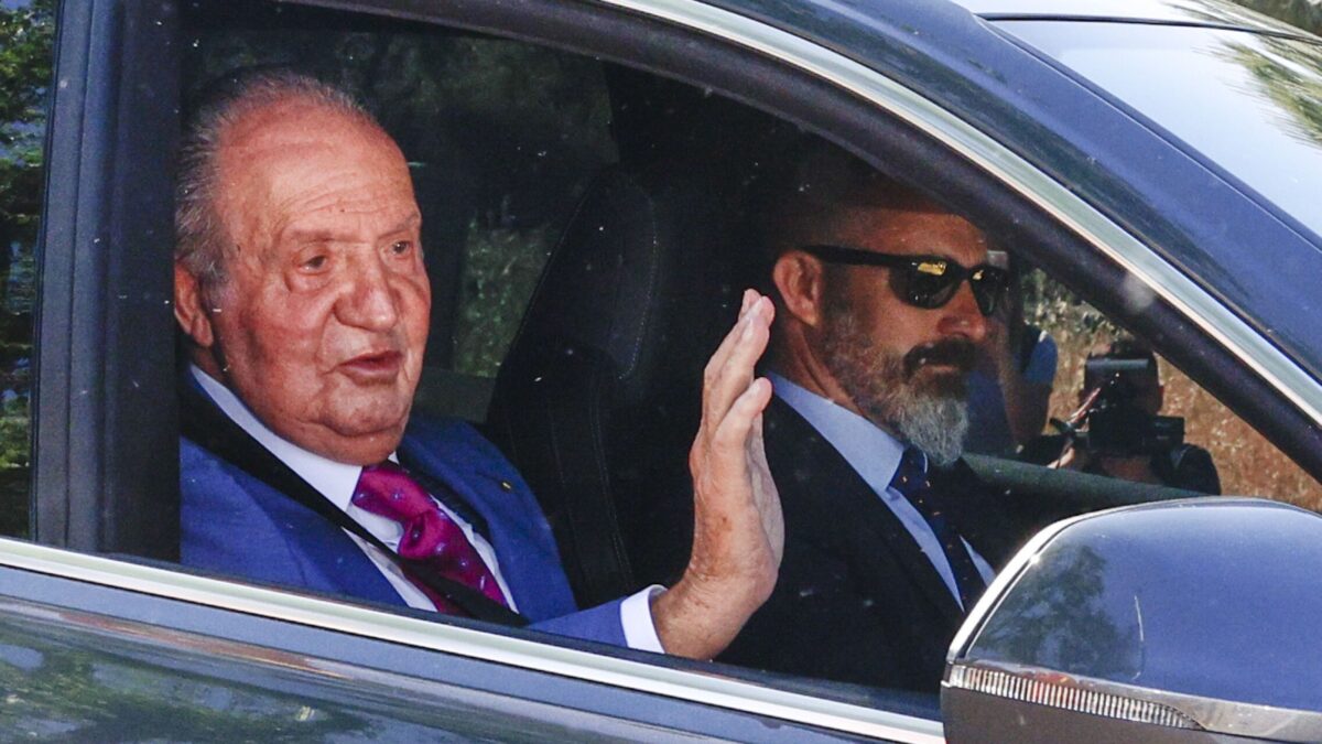 Juan Carlos I expone la posibilidad de volver a residir en España durante una reunión familiar de once horas en Zarzuela