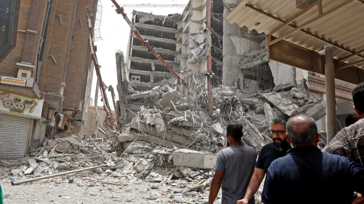 (VÍDEO) Al menos 10 muertos por el derrumbe parcial de un edificio de oficinas en Irán