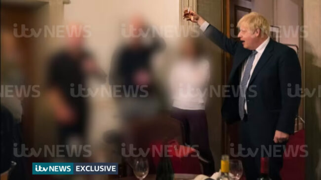 Boris Johnson, otra vez en aprietos por el 'Partygate': filtradas varias imágenes en las que aparece brindando en una de las fiestas