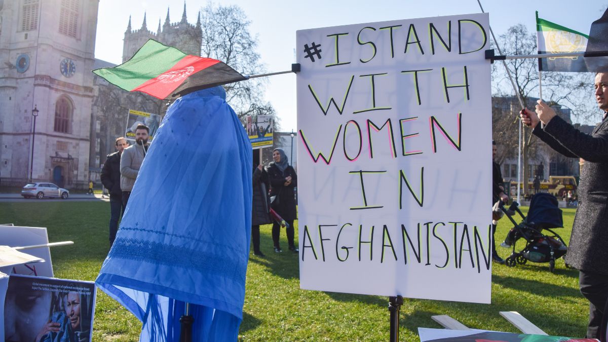 Los talibanes ordenan a las mujeres cubrirse la cara en público y recomiendan llevar burka