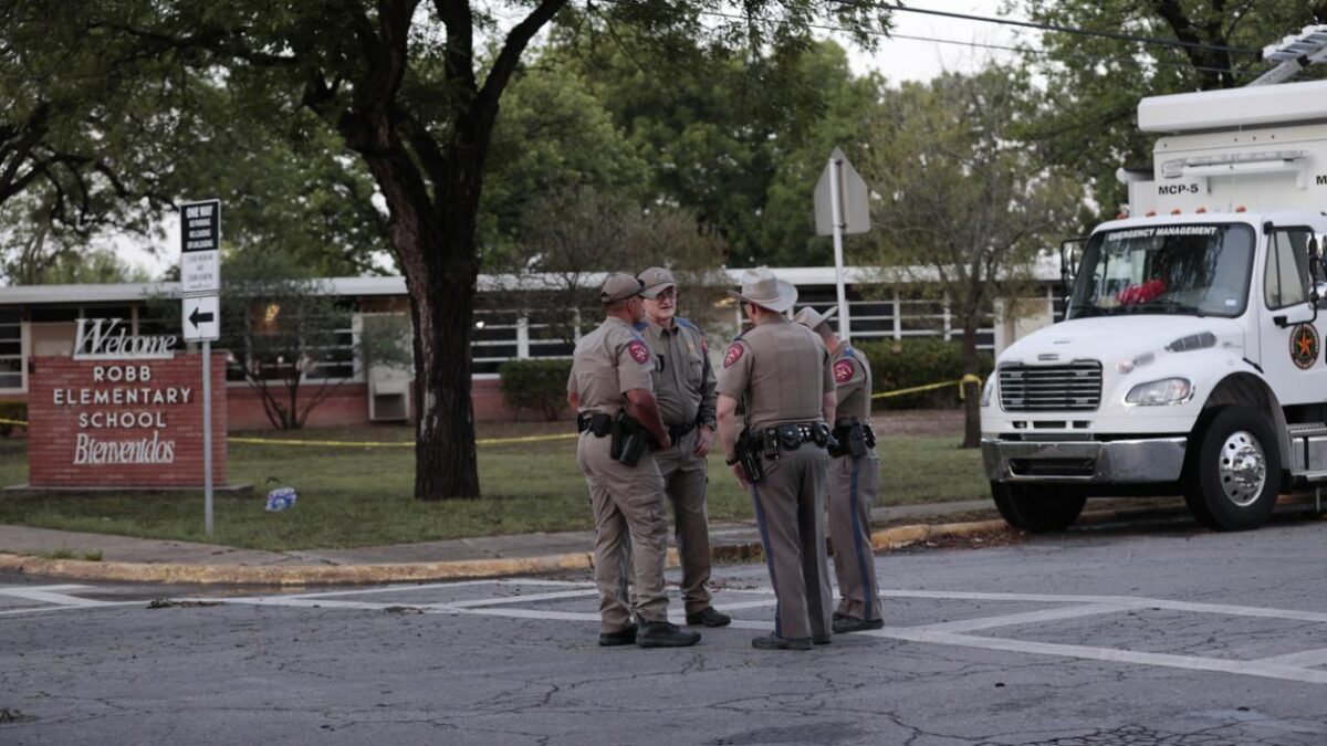 La Policía admite que fue un error no entrar antes al aula del tiroteo en Texas