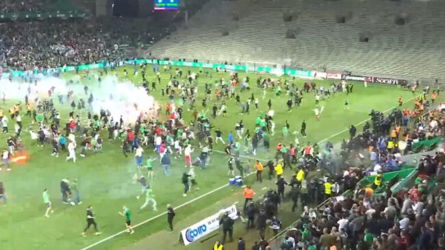 (VÍDEO) Violencia en Francia: los ultras del Saint-Étienne invaden su campo y lanzan bengalas contra los jugadores