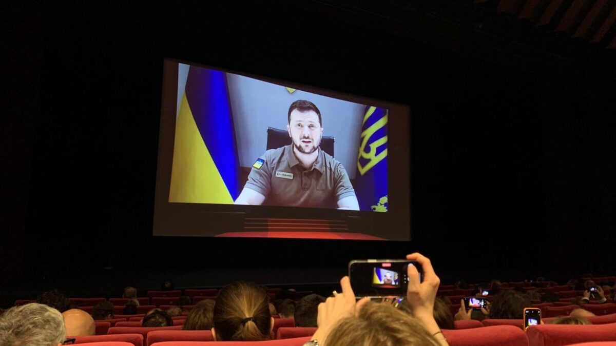 Zelenski interviene en la gala inaugural de Cannes: «Necesitamos un nuevo Chaplin que demuestre que el cine no está mudo»