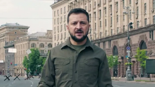 (VÍDEO) Zelenski imita el desfile de Moscú del Día de la Victoria desde Kiev: "El mal siempre pierde"