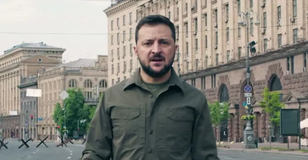 (VÍDEO) Zelenski imita el desfile de Moscú del Día de la Victoria desde Kiev: «El mal siempre pierde»