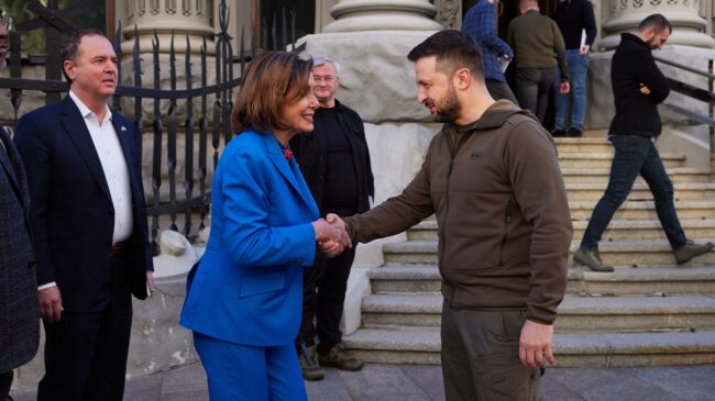 Nancy Pelosi visita a Zelenski por sorpresa y le asegura que EE.UU. apoyará a Ucrania hasta "obtener la victoria"