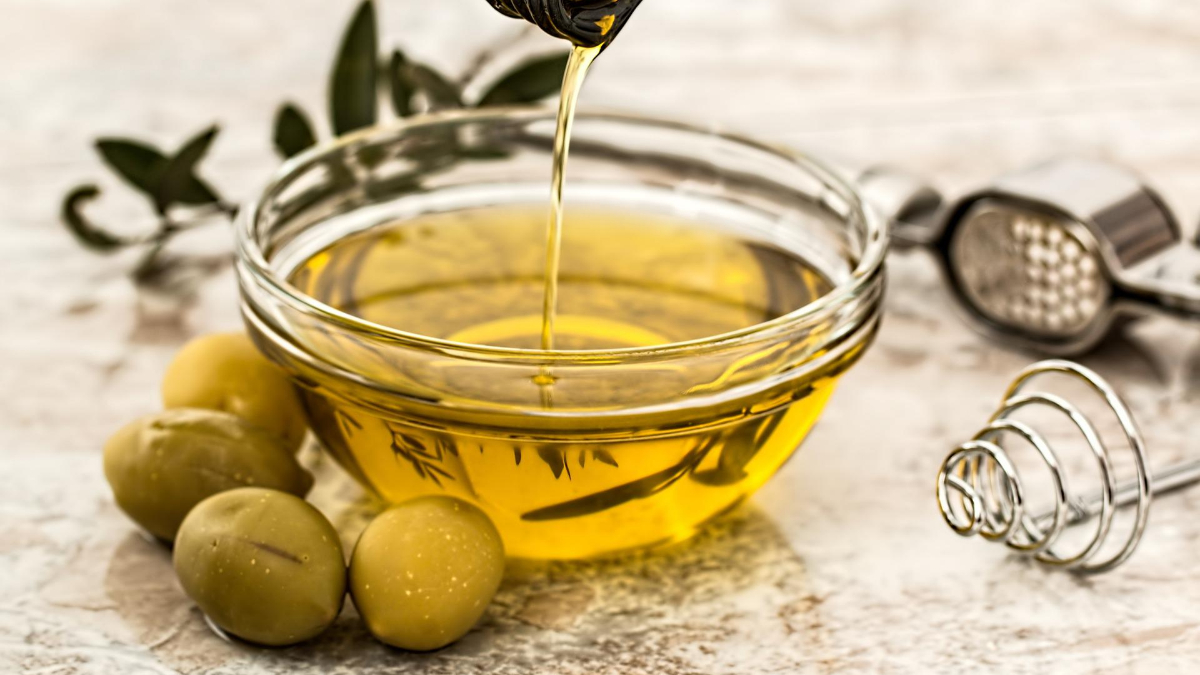 Aceite de oliva: cómo protegerlo en la cocina para que sea lo más sano posible