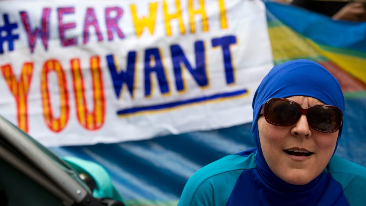 La ciudad francesa de Grenoble aprueba el uso del «burkini» en sus piscinas municipales