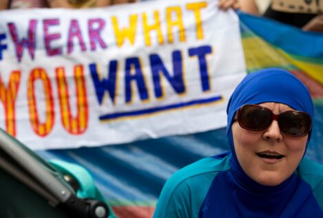 La ciudad francesa de Grenoble aprueba el uso del "burkini" en sus piscinas municipales