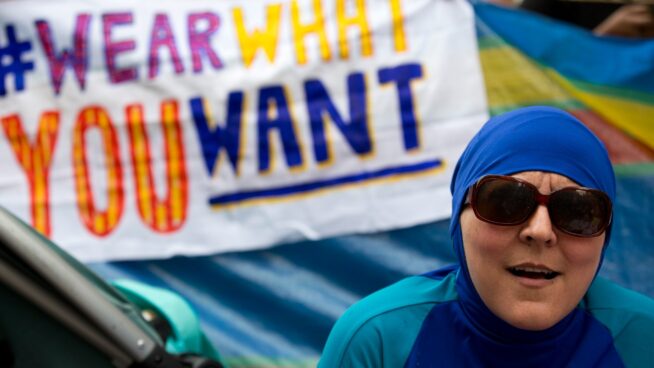 La ciudad francesa de Grenoble aprueba el uso del "burkini" en sus piscinas municipales
