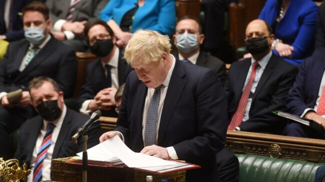 Boris Johnson pide perdón pero descarta dimitir tras el informe del "Partygate" que le responsabiliza de los hechos