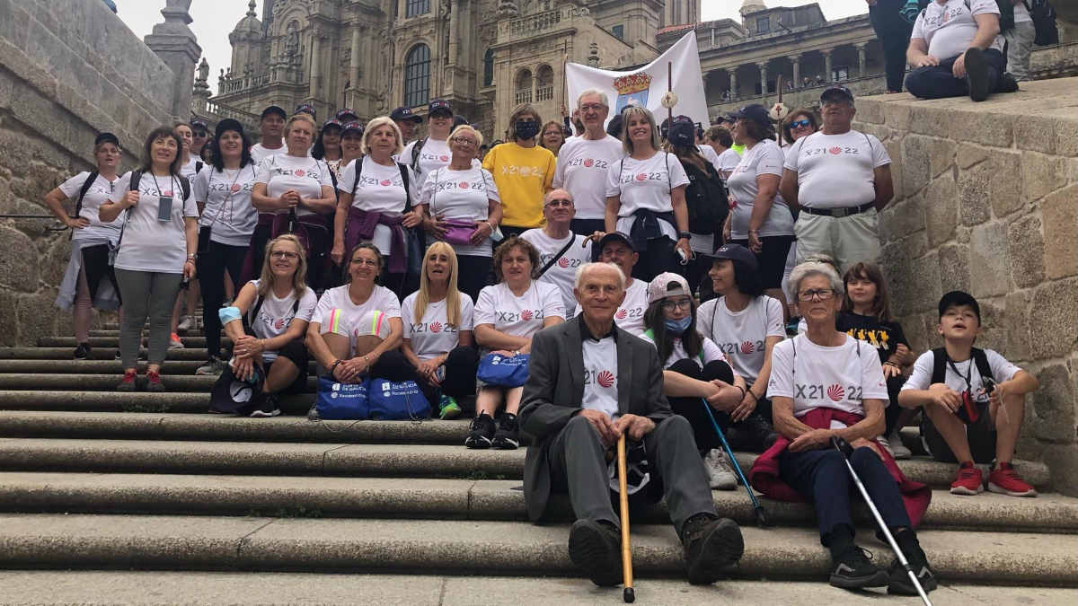Un hombre de 94 años culmina el Camino de Santiago junto a 120 vecinos de su pueblo