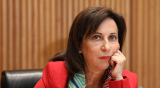 Robles replica a Podemos que todo el Gobierno tiene acceso a informes del CNI