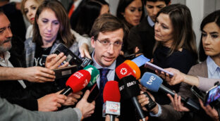 Almeida pide al Gobierno explicar si hay «conexión causal»
